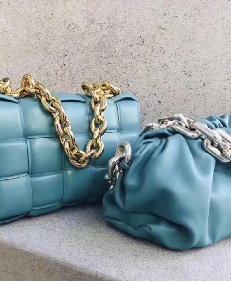 Oil painting blue upper body picture BV (silver chain) cloud bag is still standard with original leather ➕zp development. The most important thing about the whole bag is this hardware chain. To make the upper body not heavy, but with solid texture, it can only be made with thick gold-plated aluminum, original material! I will definitely satisfy you and give you the best answer. Size: 30×16×12cm
